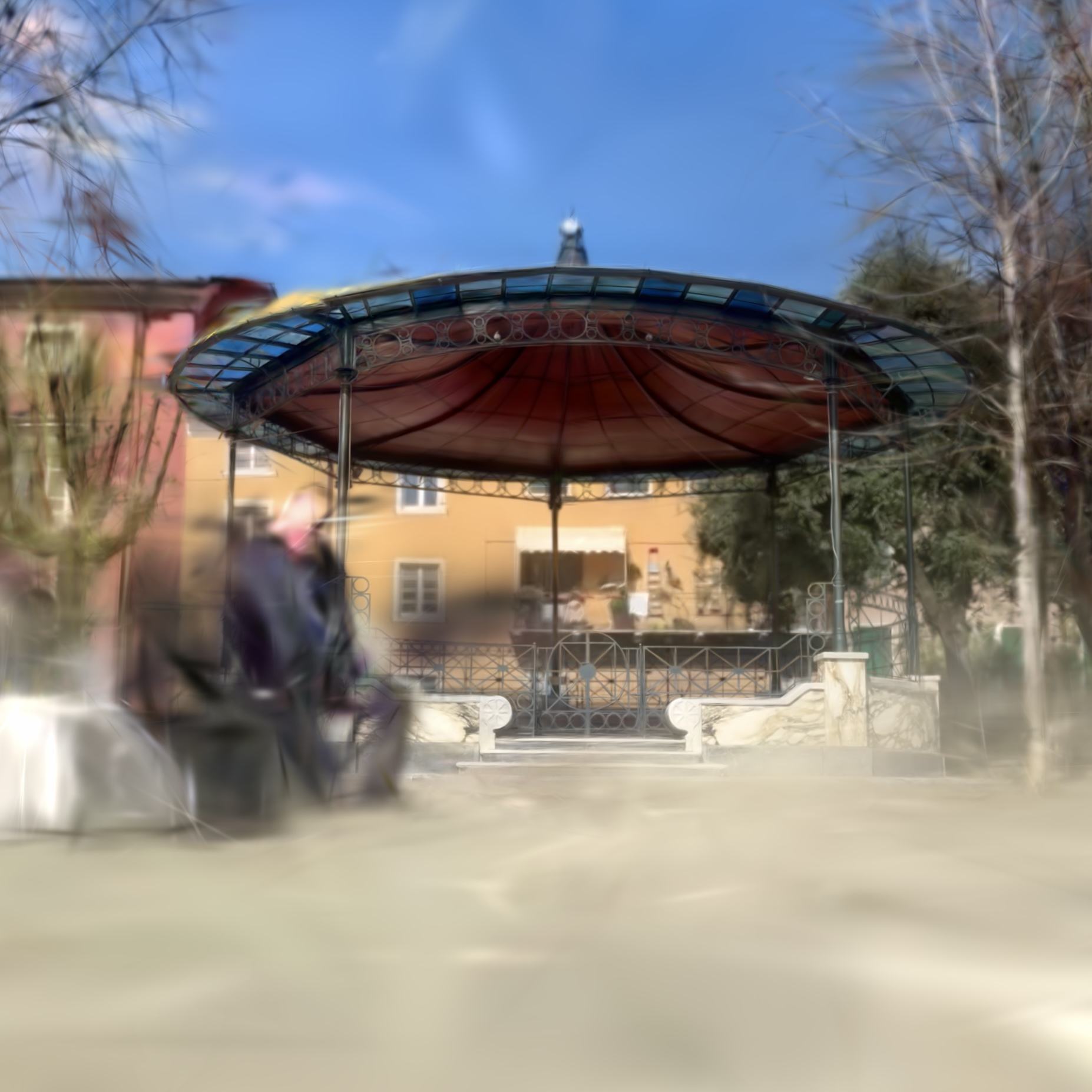 Dettaglio di un cartello stradale e di una recinzione, deformati dall'approssimazione del modello 3D